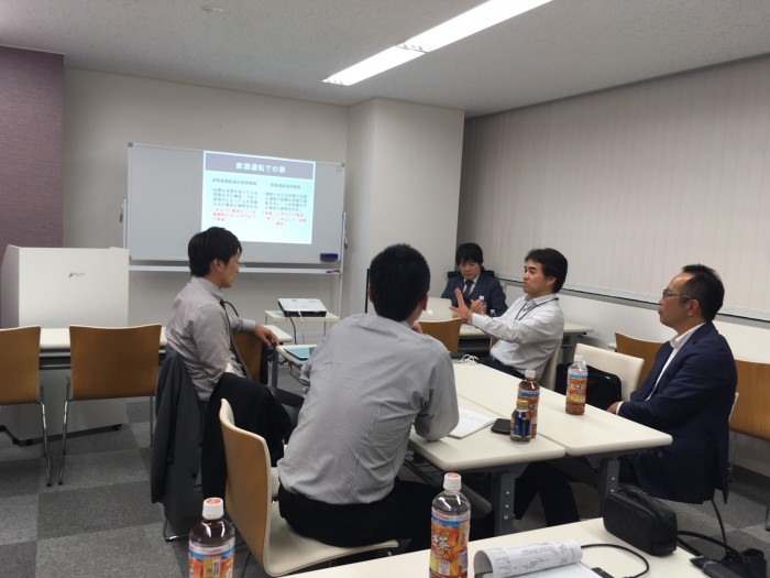 学生さんのデザインと会社ロゴに舌を巻く（第34回トラマネ会議）